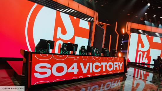Screens in the LEC studio displaying the Schalke badge and 'S04 Victory' on a red background