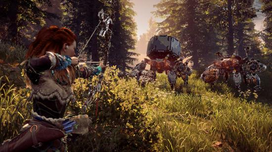 Aloy aims her bow at a mechanical crab in a forest