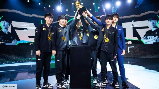 RNG, the winners of LoL MSI 2021 with the trophy