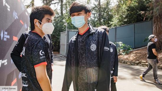 League of Legends players for TSM wearing face masks