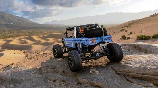 Forza Horizon 5 best off road car: a blue offroader, sitting a top a rock formation, looks out across a desert