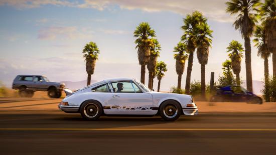 Forza Horizon 5 loyalty rewards: a white Porsche 911 drives along a highway. On the sand track next to the road two off-road cars kick up dust.