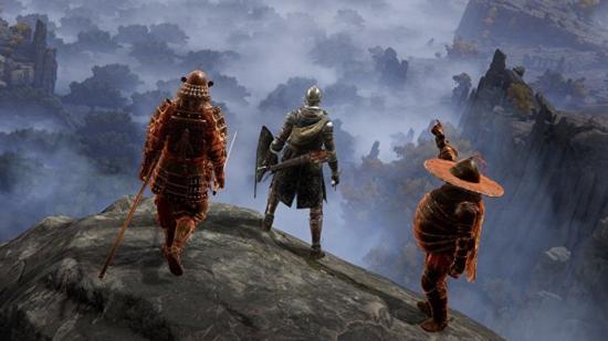 Elden Ring Crossplay: Three players can be seen standing on a cliff edge overlooking The Lands Between