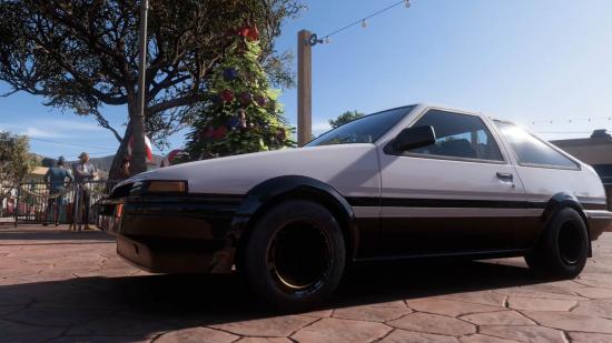 Forza Horizon 5 Santamental Feelings: The Toyota Sprinter Trueno GT Apex 1985 can be seen with a Christmas tree behind it.