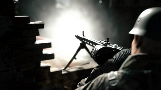 Hell Let Loose Commonwealth: A Soldier fires an MG into the darkness