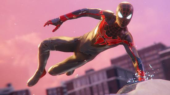 PS5 Open World Games: Человек-паук перепрыгивает через сторону здания