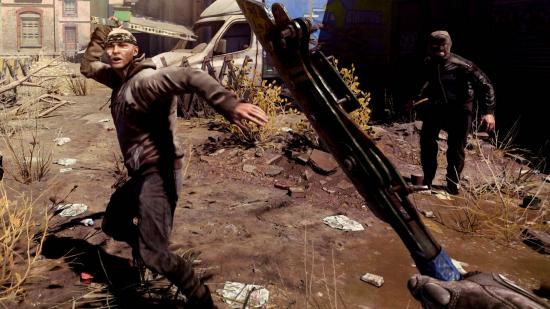 Dying Light 2 Xbox Series S Performance: A man with a machete ready to strike a charging enemy