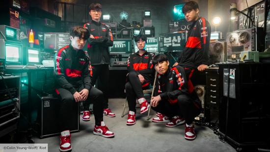 MSI 2022 Rumble Stage fixtures: T1 League of Legends players pose for a team photo