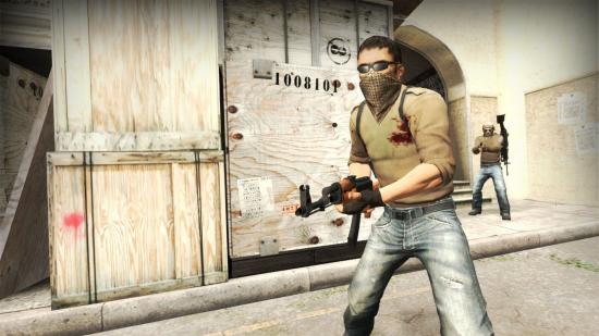 CSGO patch notes June 15: An operator in a brown shirt and grey trousers wields an assault rifle