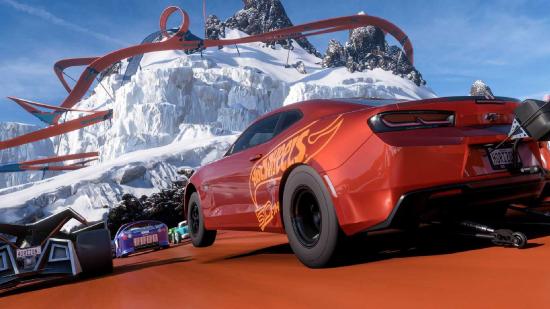 Forza Horizon 5 Hot Wheels DLC Map: Multiple cars can be seen racing up to a frozen mountain