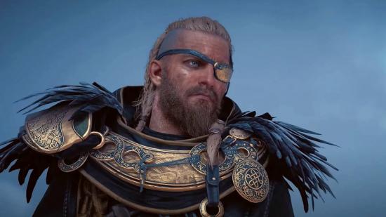 Assassin's Creed Valhalla Забравена Saga DLC Време за освобождаване: Викинг в златна броня с черни гарвани пера на раменете и златен пластир за очи