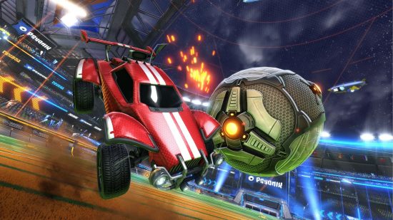 Meilleurs matchs gratuits PS5: une voiture rouge frappe le ballon en l'air dans Rocket League