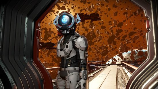 Najlepsze gry kosmiczne na PS5: Astronauta w No Man’s Sky na statku z pomarańczową atmosferą za nim