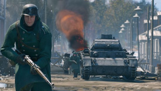 最佳免費Xbox遊戲：一名士兵在入伍的坦克前行走