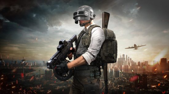 Най -добрите безплатни игри на Xbox: Човек, носещ каска от три ниво в PUBG, държи пистолет