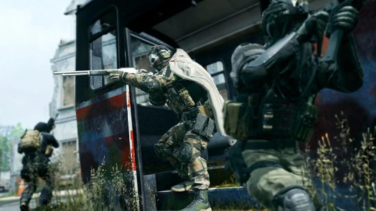 Call of Duty Modern Warfare 2 Killstreaks: A player can be seen aiming the weapon