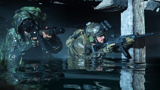 Modern Warfare 2 Co-op: Se pueden ver a dos jugadores caminando a través de un pantano
