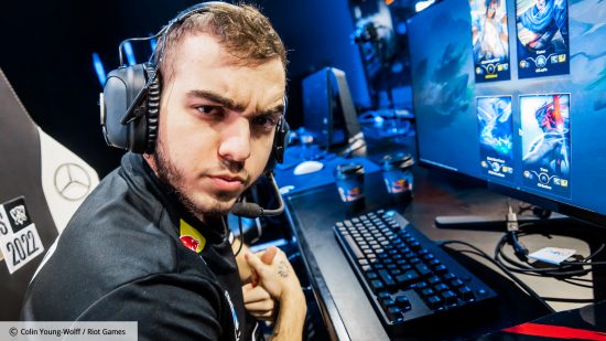 League of Legends Worlds 2022 G2 Esports Flakked interview: Flakked wearing headphones at a PC