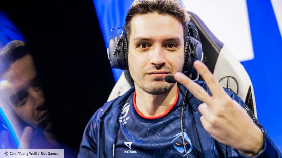 League of Legends Worlds 2022 Odoamne interview: Odoamne doing a peace sign