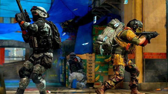 Modern Warfare 2 leaks paid DLC classic maps: an image of two soliders moving through an alleyway