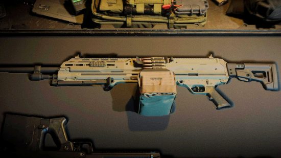 Modern Warfare 2 RAAL MG loadout: an image of the LMG in a crate