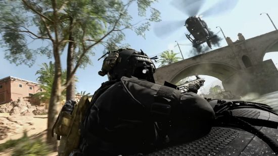 Warzone 2 VPN: Image zeigt einen Soldaten mit einer Waffe, während ein Hubschrauber vorbei fliegt