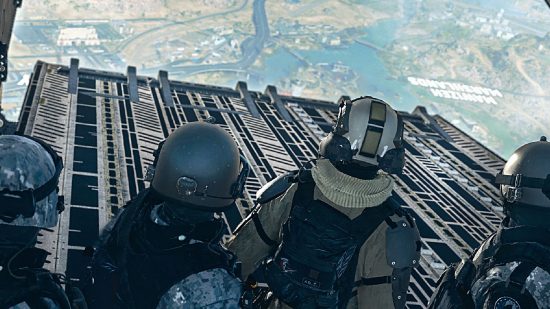 Warzone 2 Squad Size: Four players can be seen jumping out of a aircraft