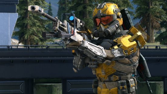 Halo Infinite Winter Update release time: A Spartan in yellow armor aims a sniper rifle