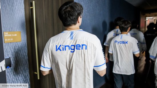 LoL Worlds DRX Kingen: a shot of the back of League of Legends player Kingen whose name is on the back of a white DRX jersey
