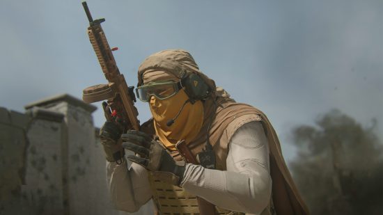 Best Warzone 2 loadouts: A soldier in desert gear holds a sand-coloured gun