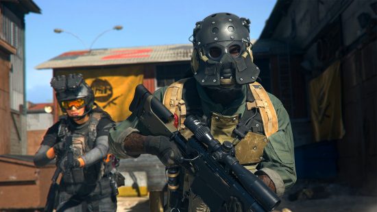 Warzone 2 DMZ weapon unlocks: Two operators run with weapons in hand