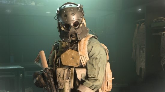 Warzone 2 M13B Unlock DMZ: Operátor v provizorní kovové obličejové helmě a zelené a béžové vojenské vybavení