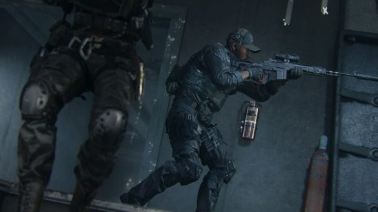 Gaz operator in the Atomgrad Raid in COD Modern Warfare 2: An image of Gaz holding a weapon in the raid.