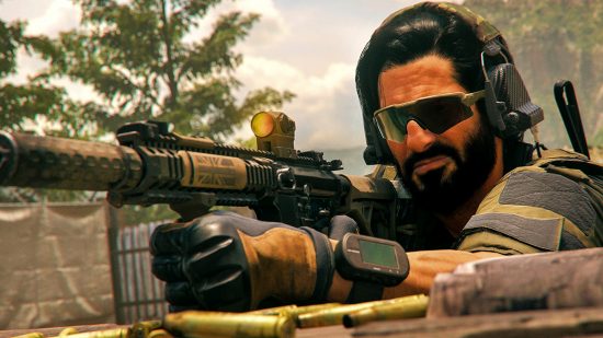 Warzone 2 cheat knife cross map: an image of Reyes with an M4 in MW2