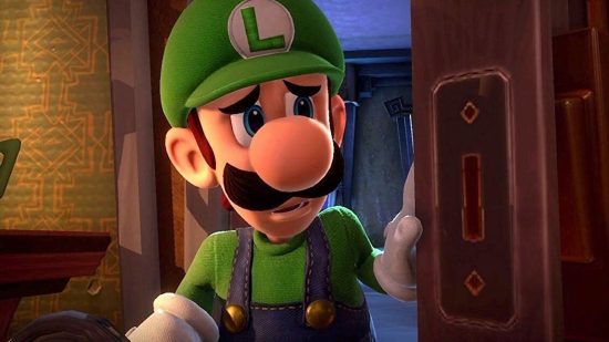 Best Switch co-op games: Luigi looks worried as he opens a door in Luigi's Mansion 3