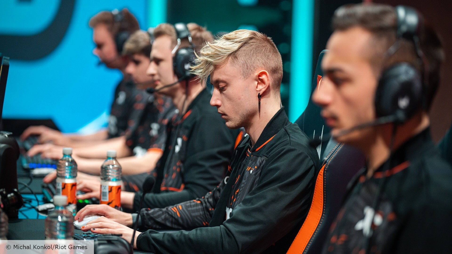 LEC Fnatic Winter Split 2023 suck: The Fnatic team on the LEC stage playing League of Legends