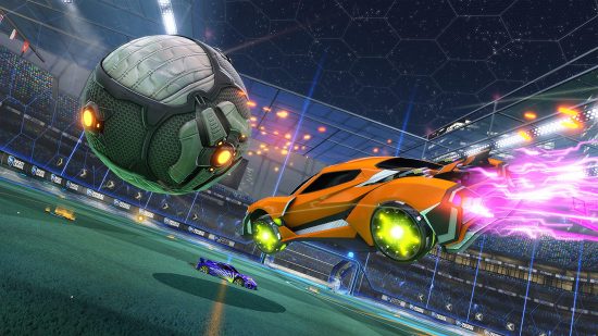 最高のフットボールゲーム：オレンジ色のロケットリーグの車はブーストを使用して空中でボールを打つ