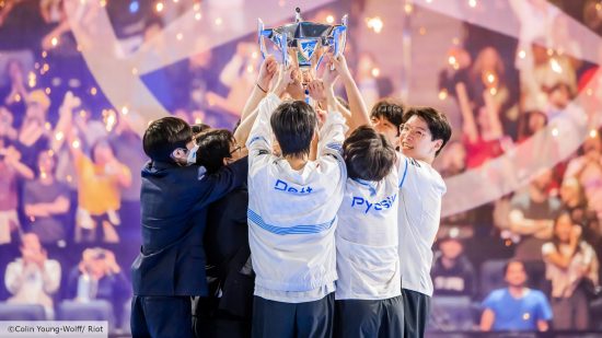 LoL Worlds 2023: DRX lifting the Worlds trophy
