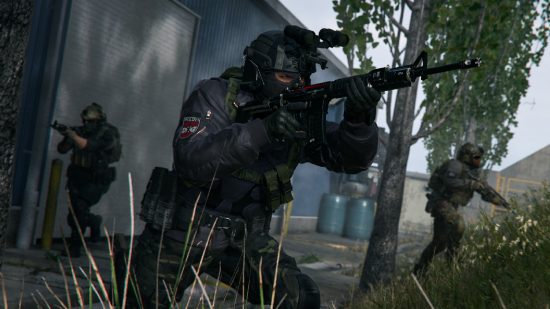 Modern Warfare 2 Season 4 release date: Soldiers near a building in Modern Warfare 2