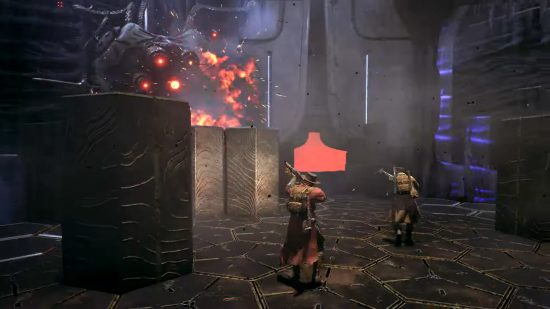 Remnant 2 Oyun: Bir arenada büyük bir robotla karşı karşıya kalan iki oyuncu