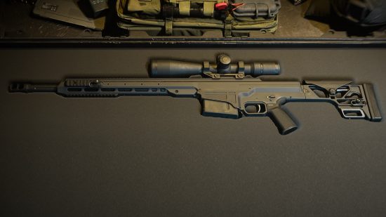 Warzone Best Guns: un rifle de francotirador gris que se encuentra en una caja de arma gris