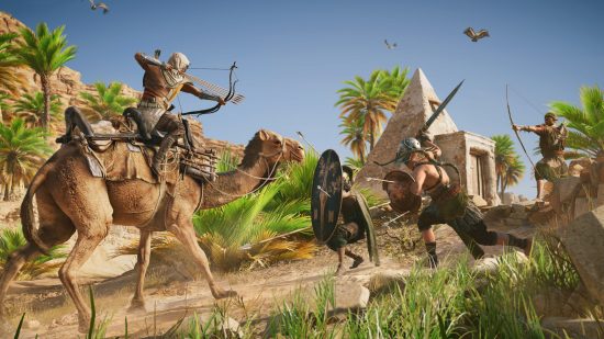 Beste Open World Games: een moordenaar die op een kameel rijdt, vuurt pijlen uit hun boog bij vijandelijke soldaten