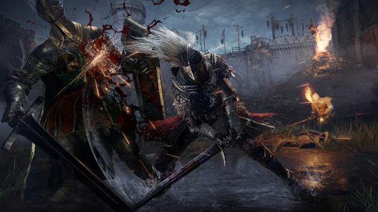 Beste Open World Games: An Armored Knight voert een zware slash -aanval uit op een vijand als Sparks en Blood Fly