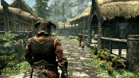Beste Open World Games: een Skyrim -personage met middeleeuws pantser dat door een dorp loopt