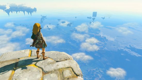 Beste Open World Games: Link staat op een platte hoog in de lucht en kijkt neer op Hyrule door de wolken