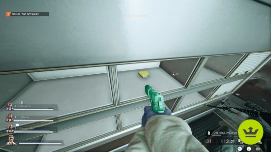 Payday 3 crossplay: A player looking at a sandwich in a vault.