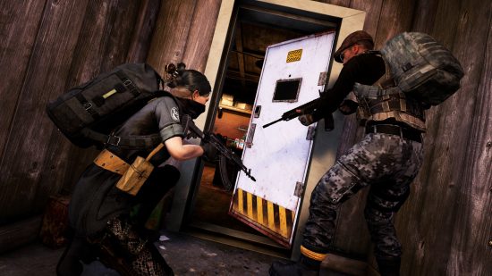 Best battle royale games: two soldiers breaching a door in PUBG Battlegrounds