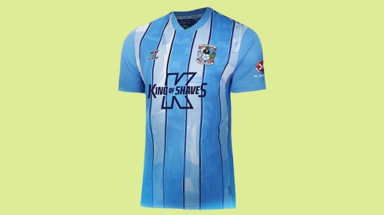 FC 24 best kits: A blue and white striped kit on a green background