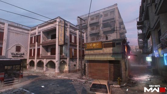 Fecha de lanzamiento de MW3: una captura de pantalla del mapa de Karachi remasterizado, que muestra un entorno urbano en resumen