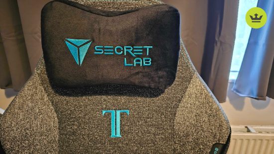 Secretlab Titan EVO 2022 review: Headrest with a magnetic pillow attached on Secretlab Titan EVO 2022